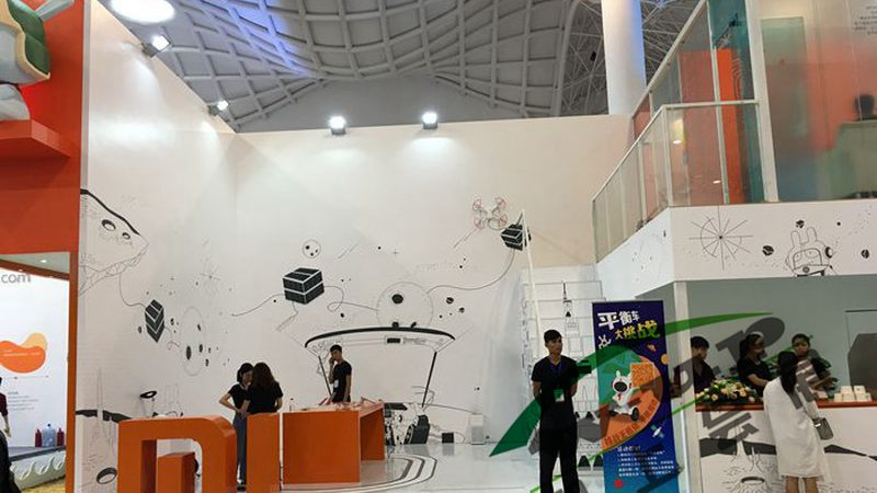 小型活动帐篷的搭建费用主要由以下几部分构成：